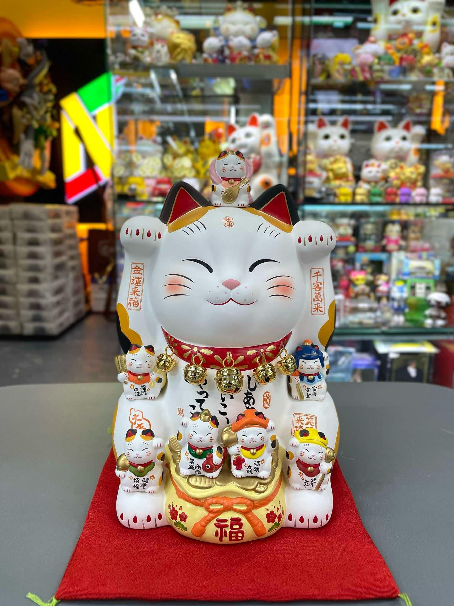 Lucky Cats (with 7 small cats)